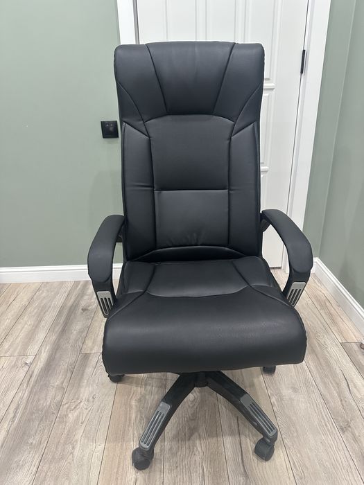 Кресло для офиса почти новый