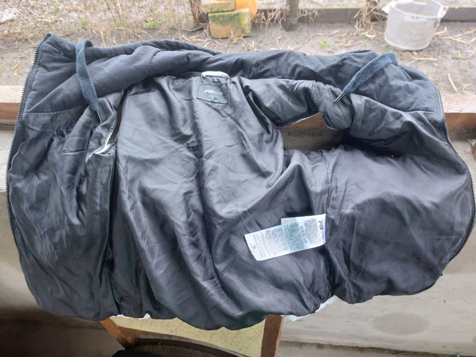 Vesta grosuta cu gluga