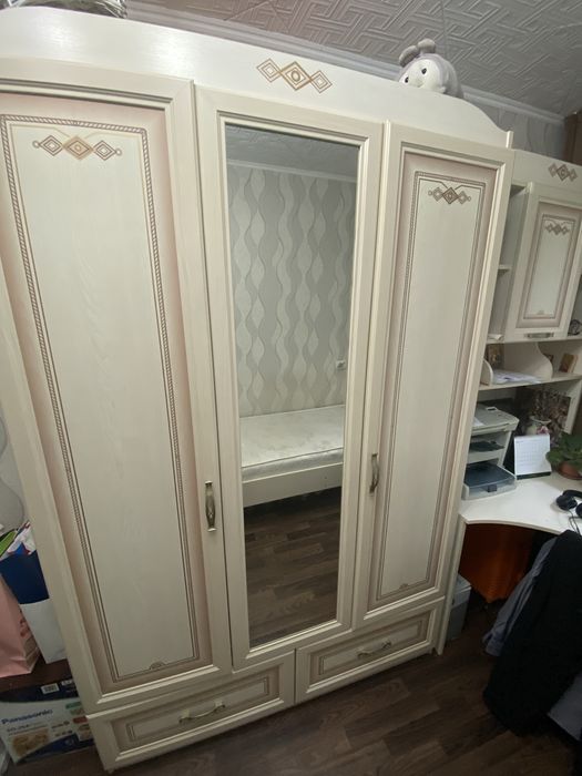 Кровать стол мебель для спальни