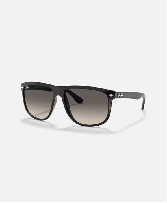 Слънчевите очила Ray-Ban RB4147