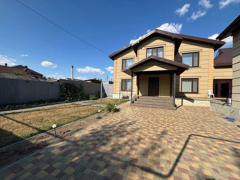 продам 2-х этажный коттедж в центре