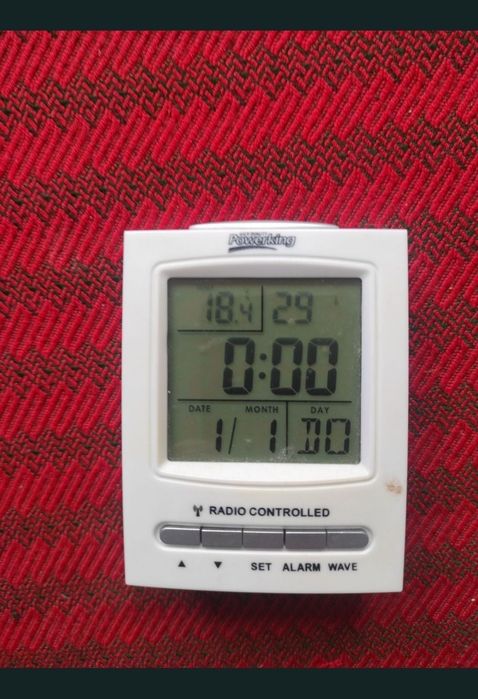 Ceas de birou, complex combinat cu alarmă, calendar, masurare temperatura și multe alte funcții.