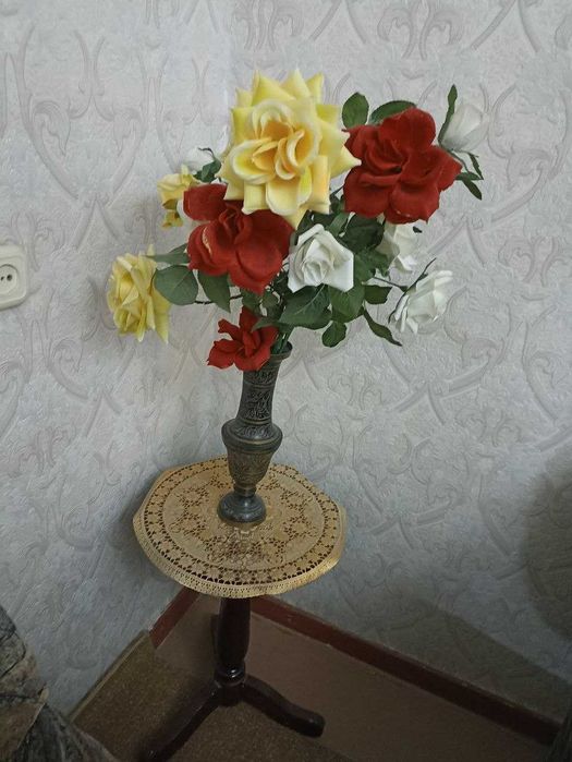 Продается подставка с вазой и цветами