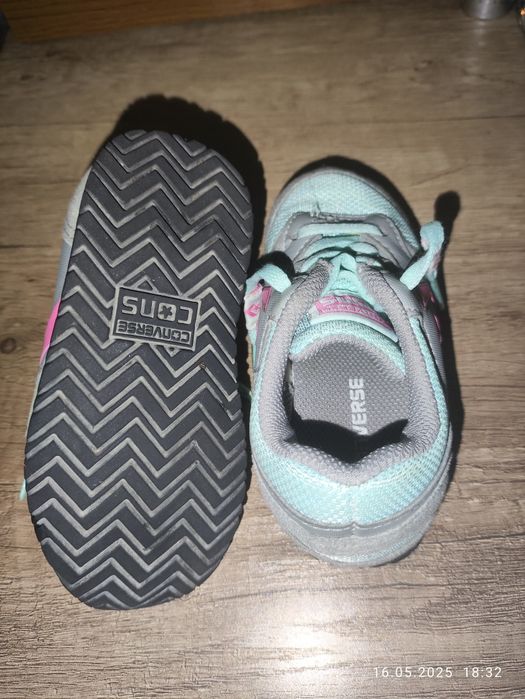 Детские кроссовки