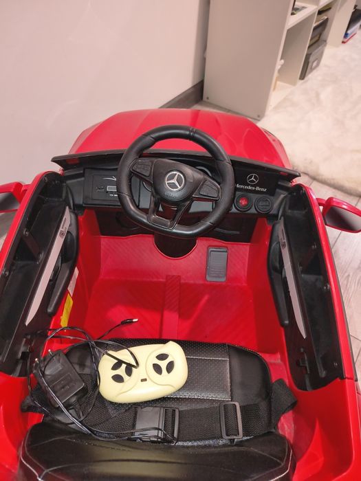 Masinuta electrica copii
Acumulator 12V 4Ah
Scaun din pie