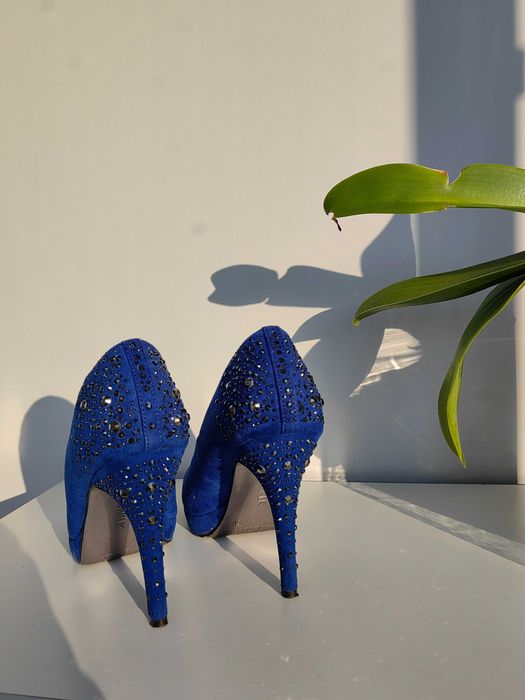 Обувки на висок ток в кралско синьо