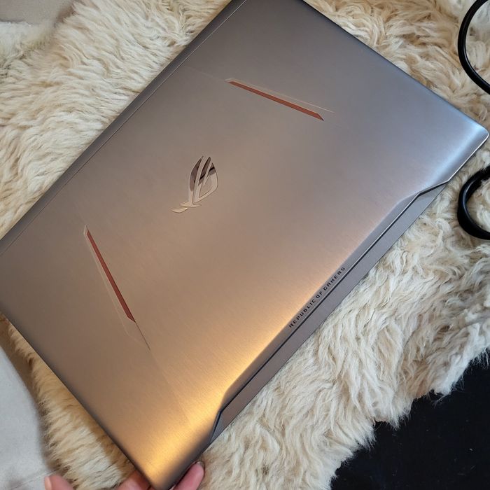 Продавам мощен геймърски лаптоп от САЩ нов Аsus  rog