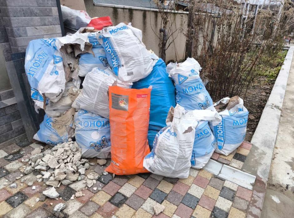 Facem curat în locuințe în garaje în curți car moloz vă stăm la ori ce