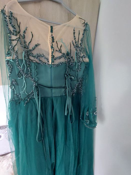 Vand rochie ocazie , dantela și tiul, foarte eleganta.