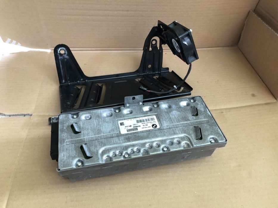 Kit complet pentru montaj camera marșarier bmw F10 F11 F30 F01 F15 F31 toate piesele sunt originale bmw