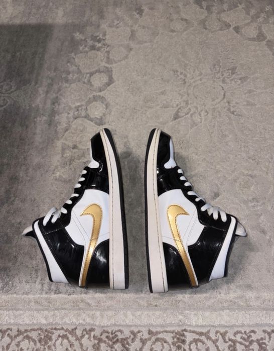 Air Jordan 1 Mid SE Black/Gold Patent Leather