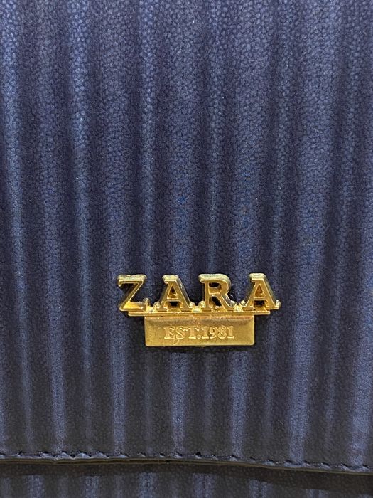 Синя, модерна чанта ZARA.