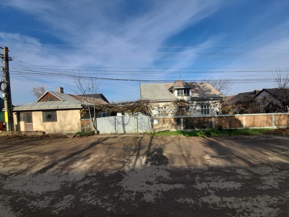 Casă cu teren, spatiu comercial si anexe -  Siret, Padureni