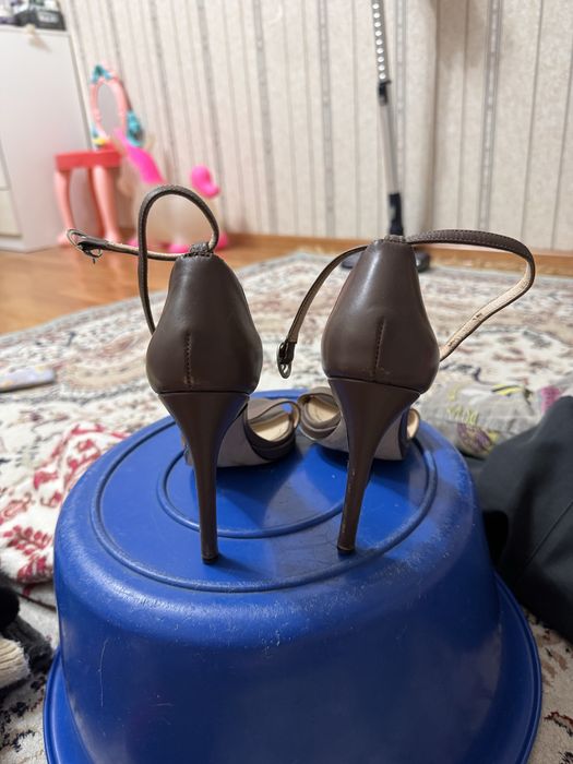 Туфли на шпильках.