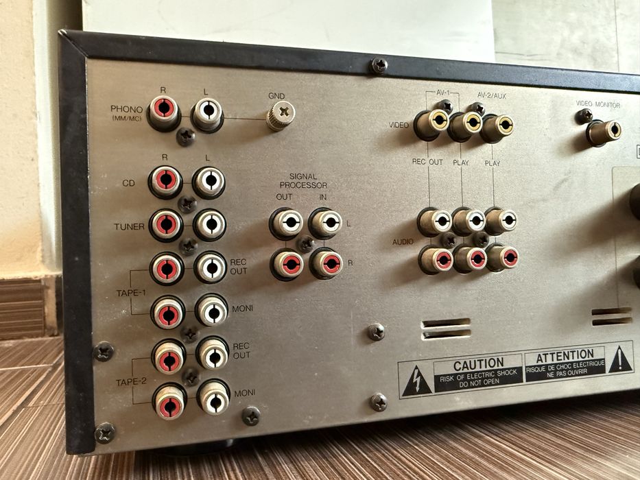 Luxman LV-105U Качествен стерео усилвател