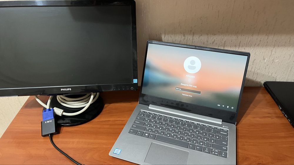 монитор Philips.