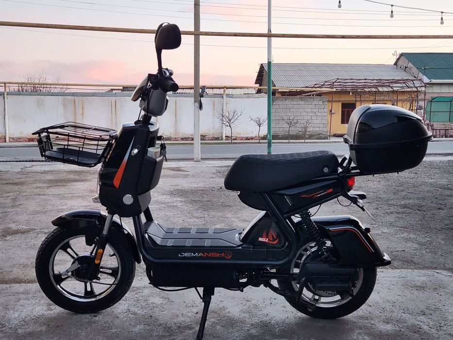 sukuter sotiladi
 narxi 3.200 
5ta akulmatir
yurgan yuli 3950
 holati