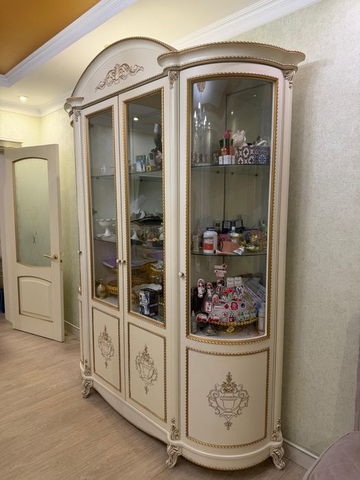 Продам сервант, шкаф.