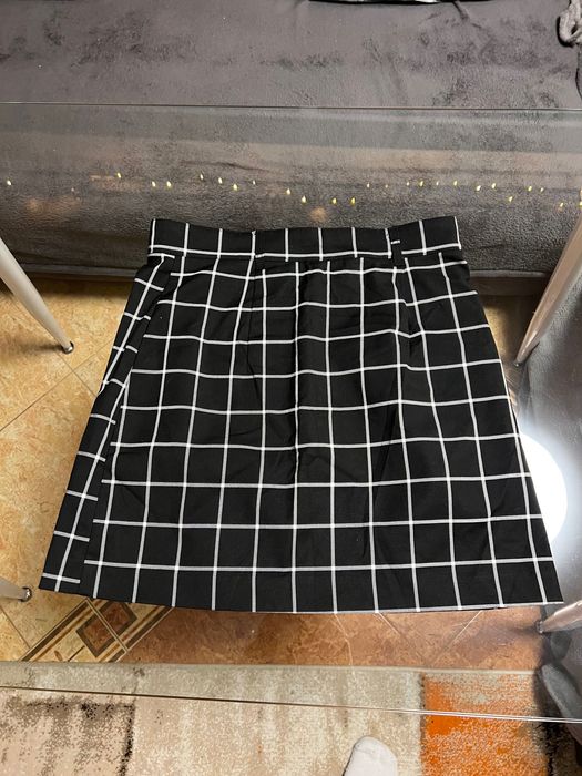 Дамска пола черна карирана