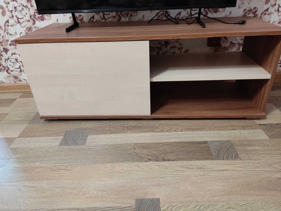 ТВ шкаф в два цвята
