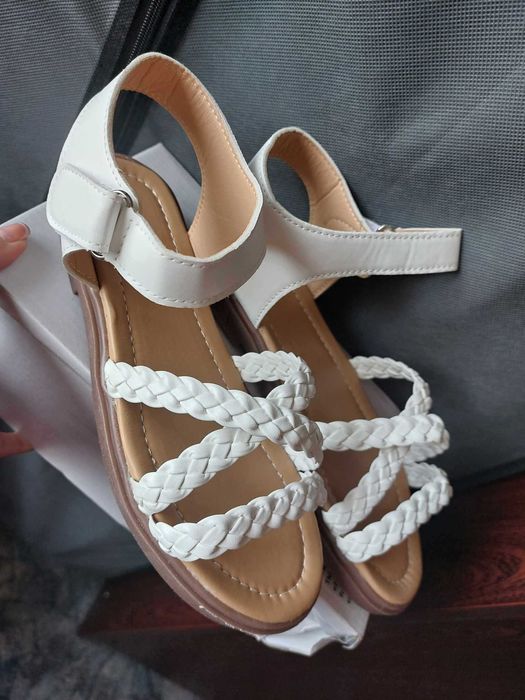 Нови бели сандали