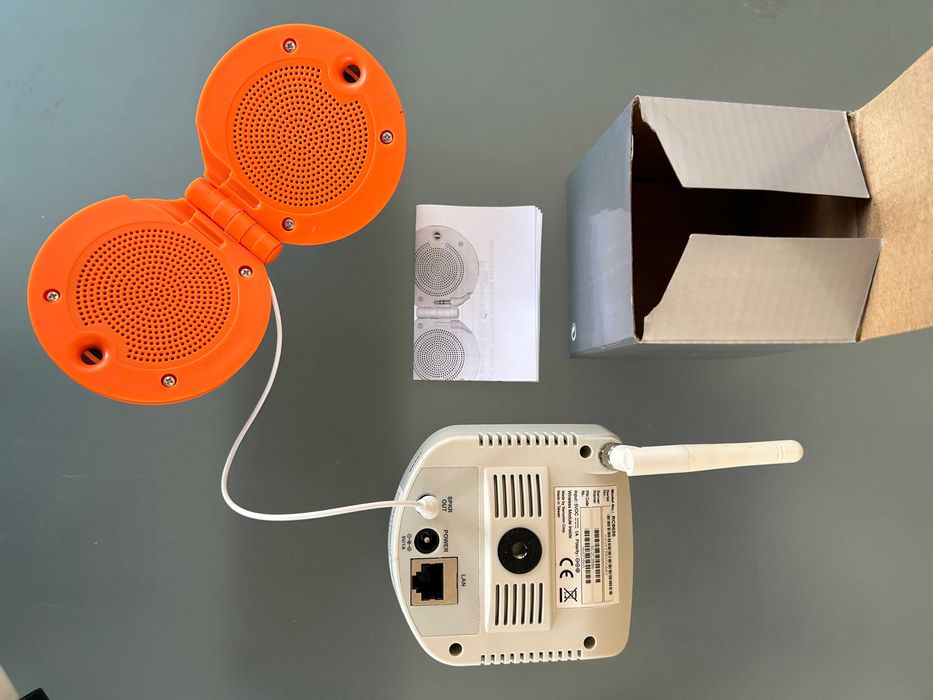 Продавам безжична IP камера бебефон WIFI с подарък колонки говорител