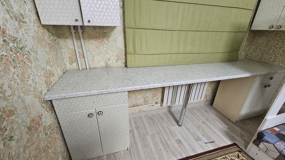 Продам стол стремя шкафами