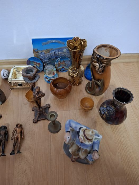 Vand bibelouri și obiecte arta