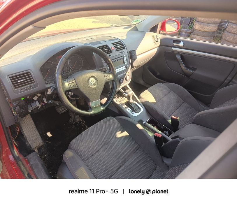 Dezmembrări uși geam oglinda planșa bord faruri radiatoare vw golf 5