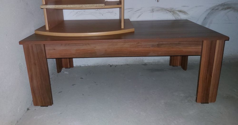 Продавам 2бр маси (хол и трапезария)