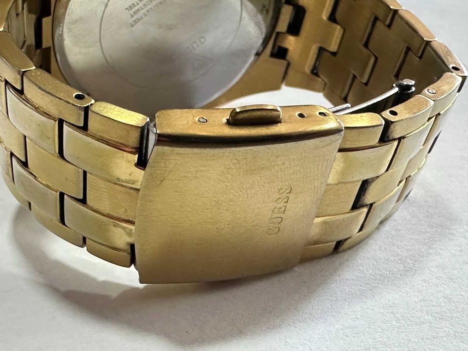Продавам мъжки часовник Guess GW0278G2