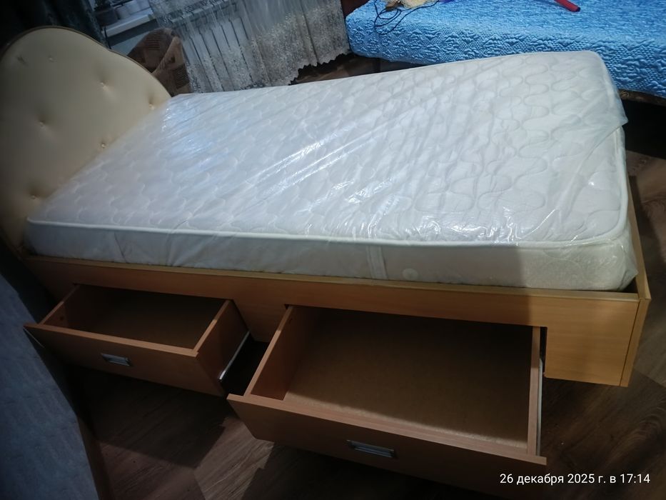 Продам кровать полуторо спальную