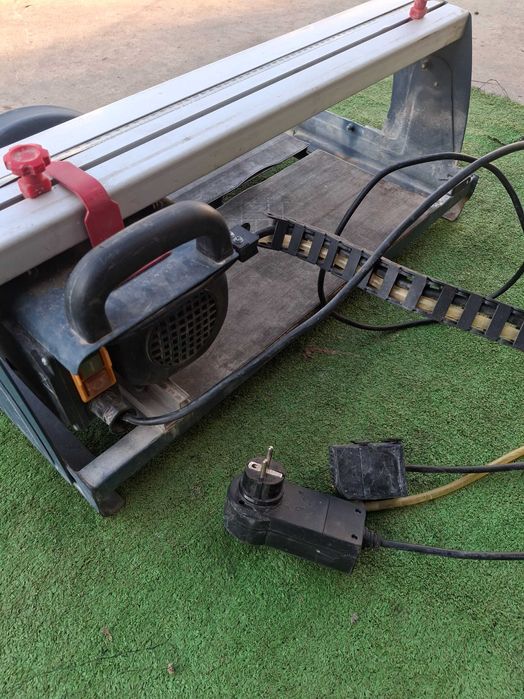 Машина с водно рязане за плочки и камък