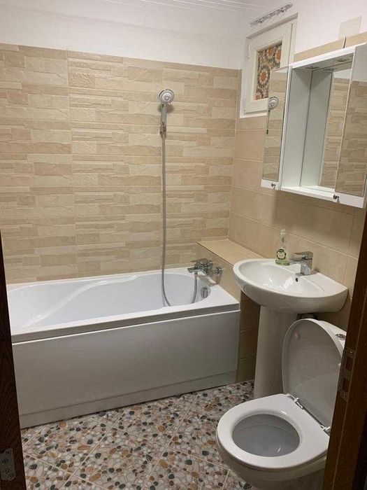 Garsoniera decomandata,  Drumul Taberei , renovata recent , etaj Parter/4, la 2/3 minute de mers pe jos de  statia  de metrou  Tudor Vladimirescu