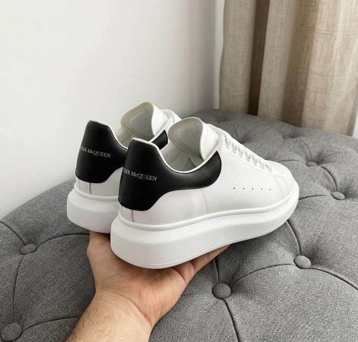 Alexander McQueen - sneakers albi cu negru,

mărimea 42