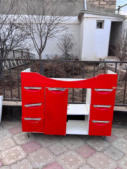 Раковина, шкаф красный