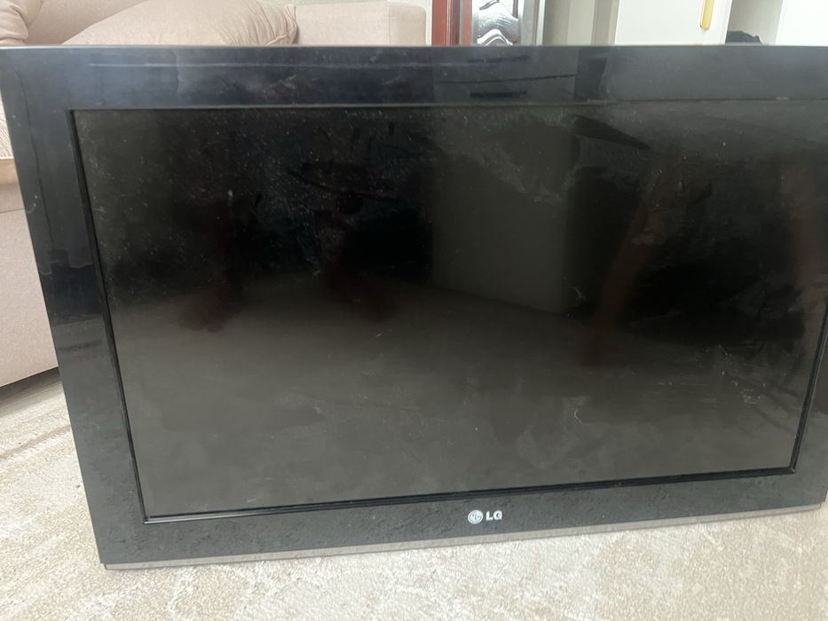 Телевизор LG в хорошем состояние.Все работает