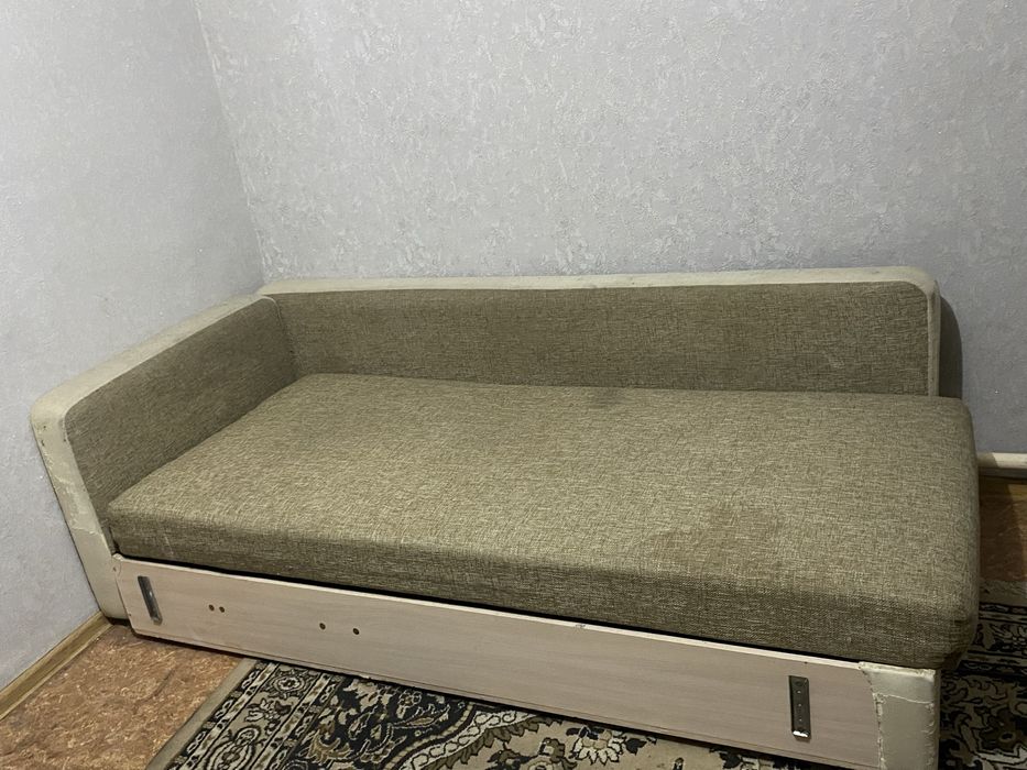 Кровать с полкой