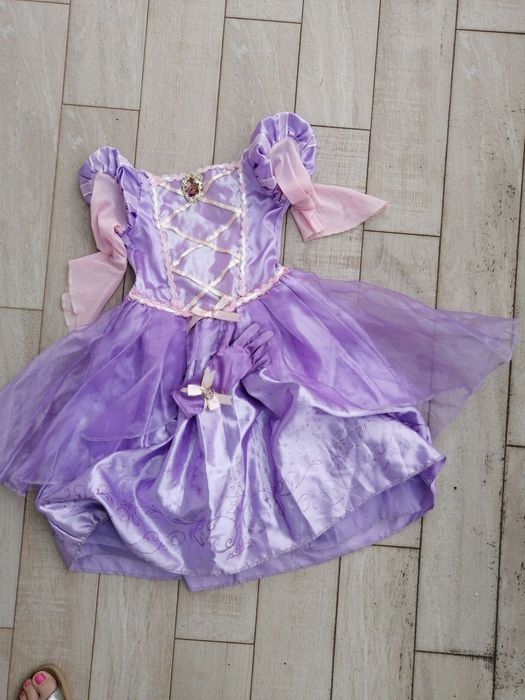 Burberry , Tommy Hilfiger за 5-6 г