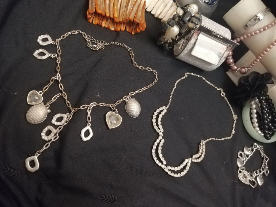 Дамски гривни по 5 лв за 1 брой, колиета по 7 лв за 1 брой