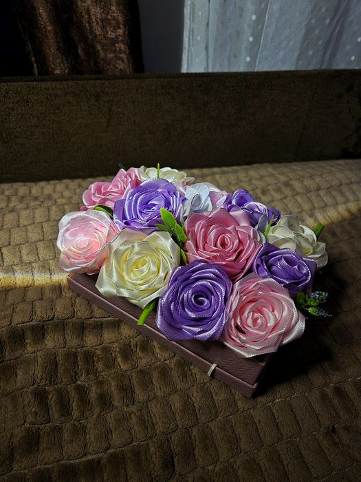 Aranjament floral din trandafiri de satin