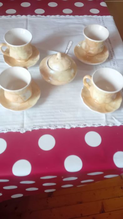 Сервиз за кафе с шест чашки и захарница