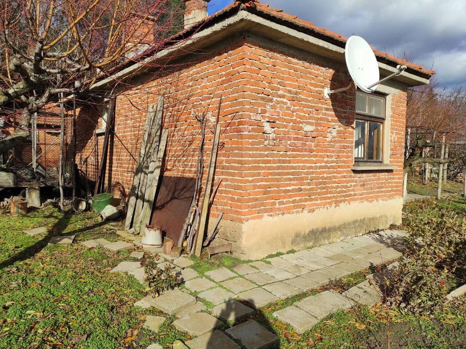 Едноетажна Къща с двор в с. Подвис
