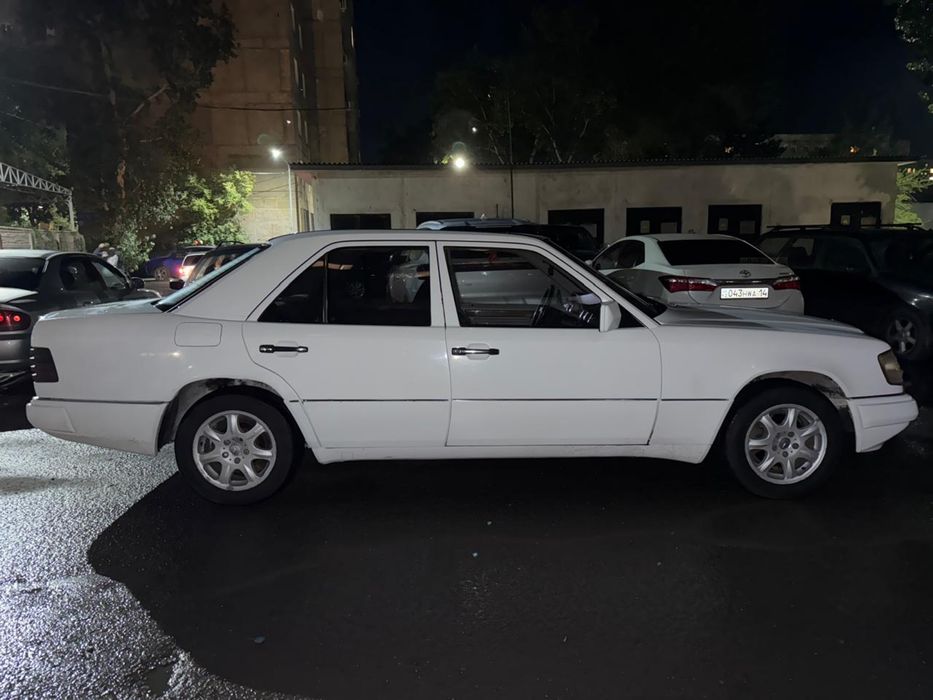 Мерседес 124 е200 в хорошем состояний