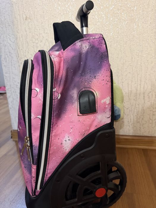 Рюкзак на колесиках