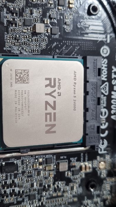 Mini PC ASRock DeskMini A300 AMD Ryzen 5 2400G Vega 11  / Fără RAM și SSD