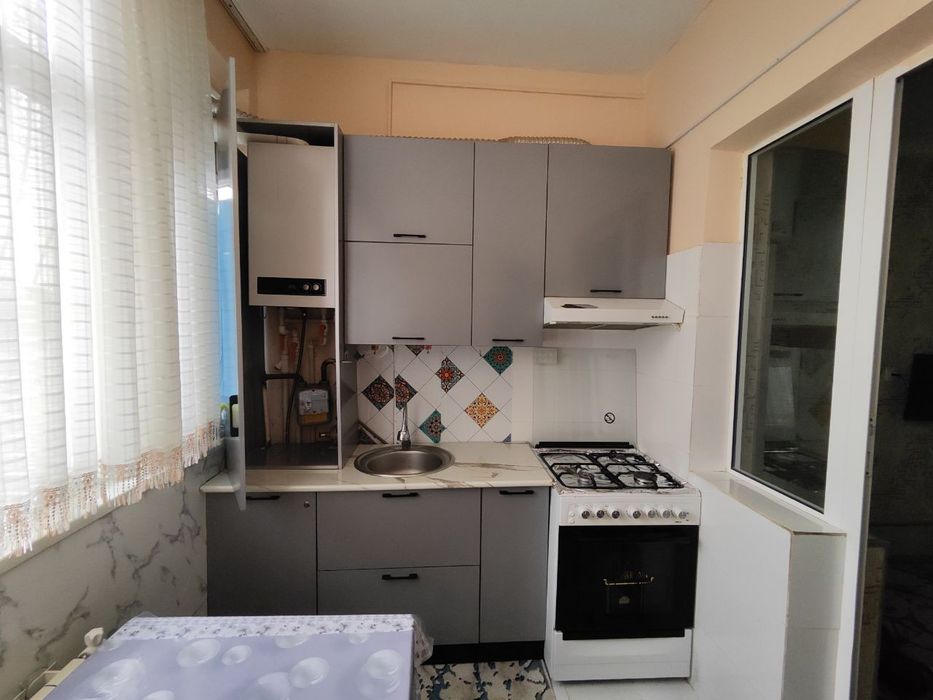 Продается квартира 6мкр 3 комнаты 2й этаж