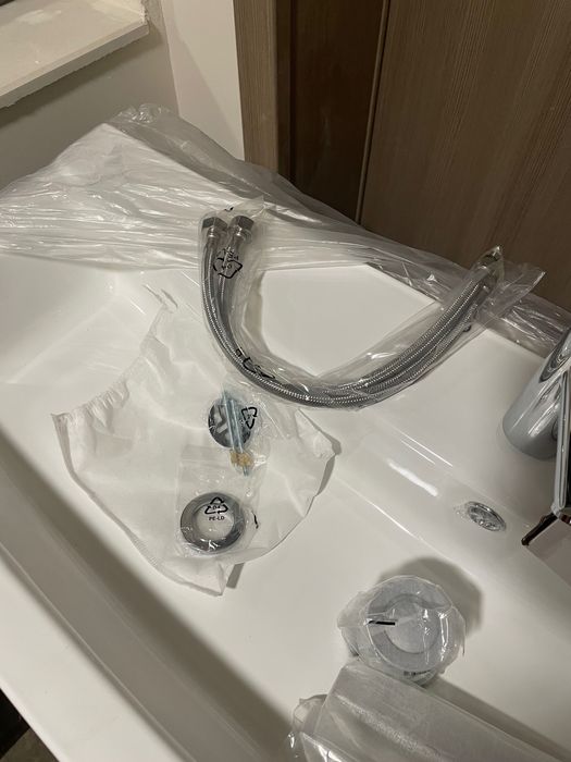 Шкаф за баня с мивка и смесител