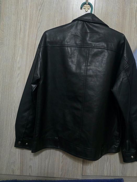 Черная кожаная куртка