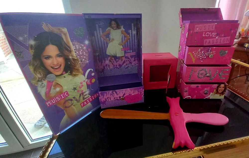 Колаж Монстърхай Дисни принцеси органайзер Виолета Фотьойл Куче Мопс